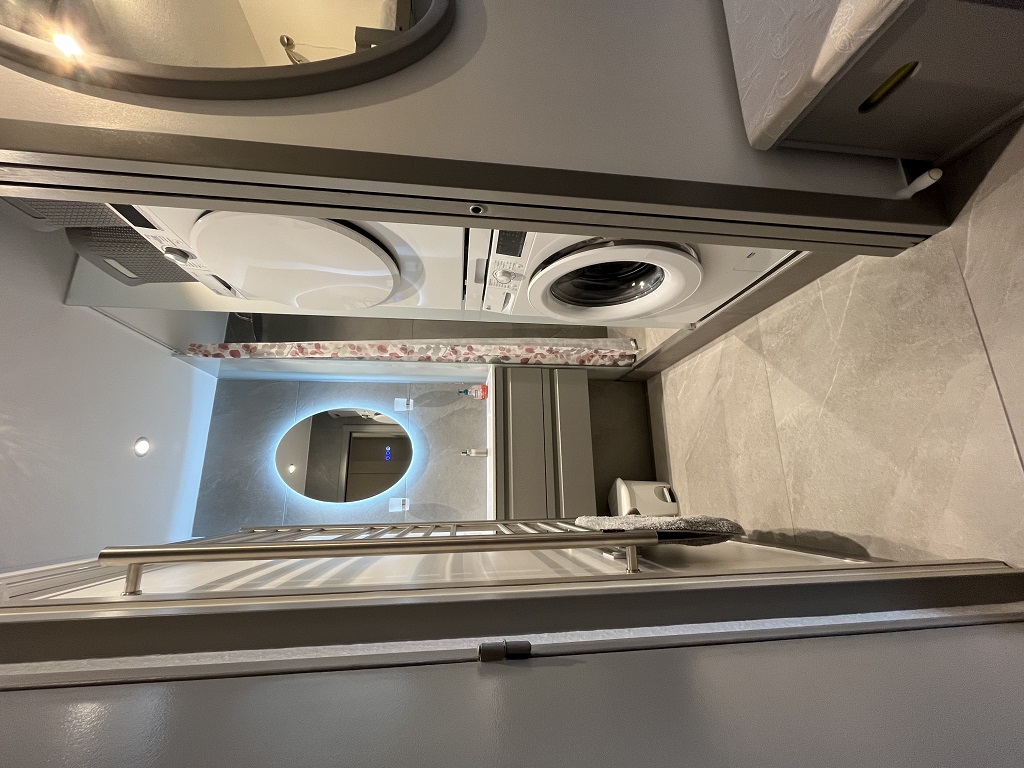 Fontaines Blanches 322 — Toilet